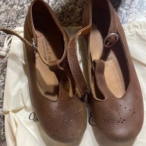 Great used condition girls t strap shoes. Real leather.